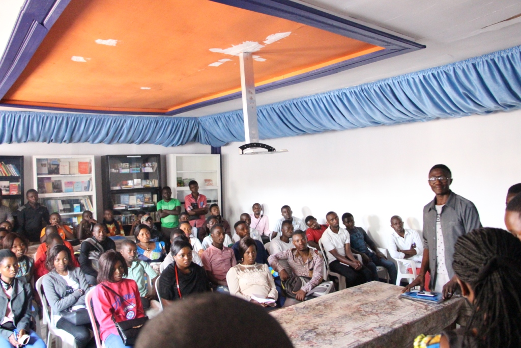 Dans le cadre du renforcement des capacités des jeunes des clubs de paix dans le plaidoyer sur les sujets des droits de l’homme, la paix et la bonne gouvernance,  La 5ème édition de formation gratuite en anglais à Congo Peace Network a déjà  commencé